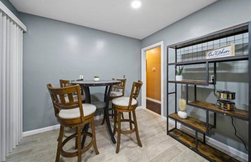 Elegant Oasis 4 Bedroom Home Away from Home - Photo 2