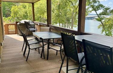 Lakefront Condo A-1 with Large Balcony - Foto 17