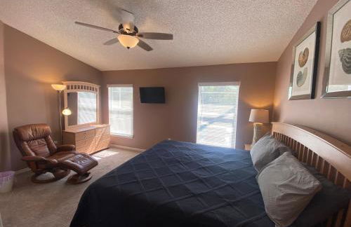 3 Bedroom Villa with Poolside Cinema and Games Room Close to theme Parks sleeps 6 - Photo 15