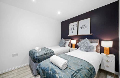 Luxury House with Pool Table, Sky TV, Netflix, Fast Wifi, Garden & Free Parking by Yoko Property - Photo 9