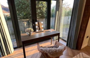 The Acorn Goodwood luxury lodge house 10 minute walk from Goodwood Festival of Speed - Foto 18