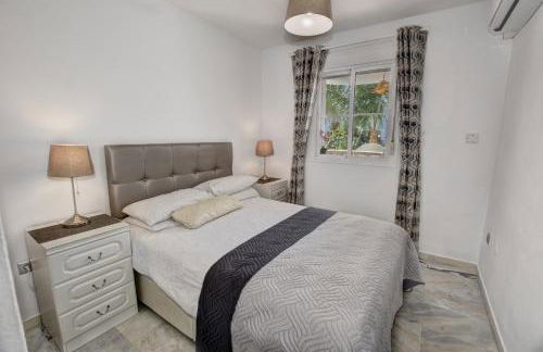 TIMON II, Luxury 3 bedroom Beachside Apartment - Foto 12