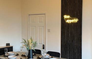 Lux 4 Bedroom House - Jacuzzi Bath Sleeps 9 Free Parking Near Leeds Centre - Foto 2