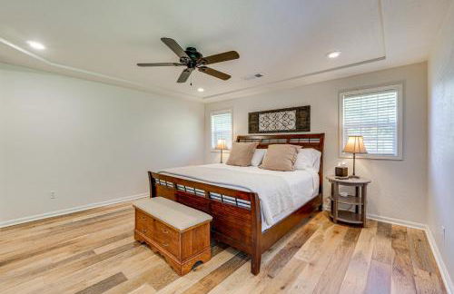 Spacious Home with Swim Spa and Deck in Medford! - Foto 14