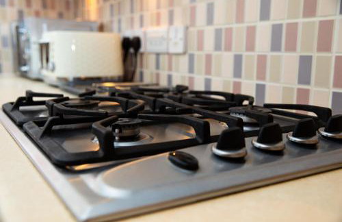 Modern and Spacious Home From Home 1 mile from M1 - with Netflix, Prime Video, PS5, free parking, superfast WiFi, BBQ - Sleeps 11 - By Brightleap Apartments - Foto 14