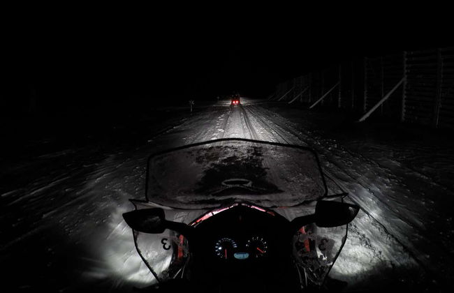 Paseo en moto de nieve bajo la aurora boreal - Foto 1