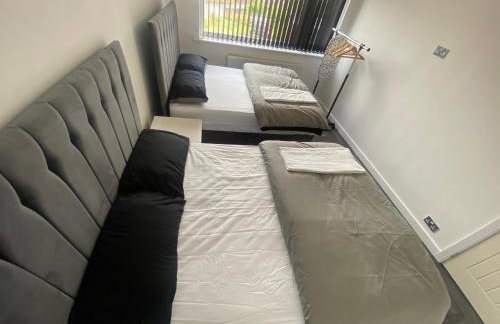 Modern 3 Bedroom Holiday Home -Jaquzzi Bath -Private Parking-suitable for contractors - Free WiFi - Foto 14
