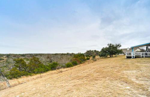 Group Getaway! Hill Country Basecamp with Trails - Foto 22