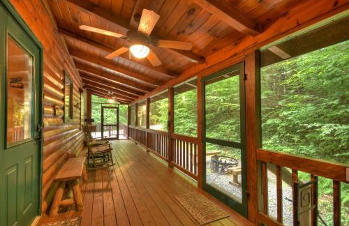 K6 Lodge Gather around the firepit soak in the hot tub and splash in the creek - Foto 43