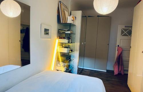 Beautiful Room in Contemporary Altbau ! - Foto 10