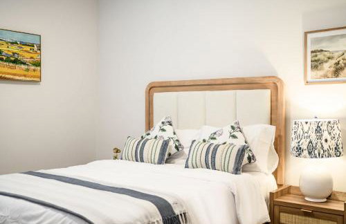 Spacious 5BR Getaway w Game Room & Modern Comfort - Photo 4