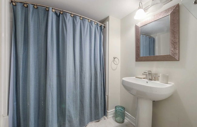 Chic Unit Near Airport and Attractions - Photo 6