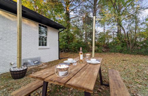 Game Room and Huge Yard with Fire Pit Yard Games and BBQ Near UE and Downtown - Foto 50