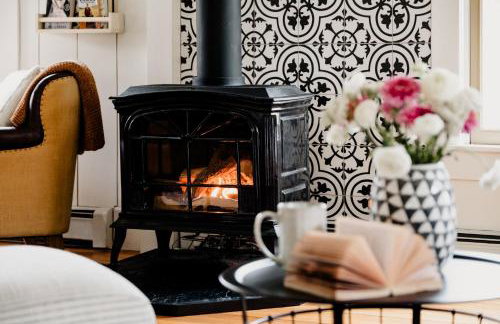 Charming Cabin with Hot Tub & Fire Pit - Foto 41