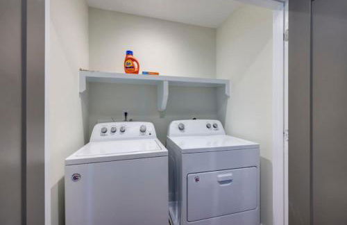 Modern Townhome, Large Game Room, 10min to Downtown! Sleeps 10! - Foto 30