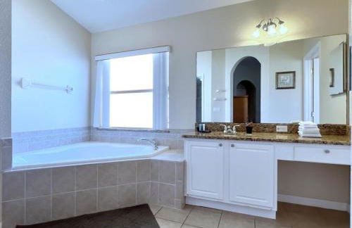 Lovely Lakeside 4-bed Pool Home At Villa Sol-3125 4 Bedroom Home by RedAwning - Foto 36