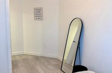 Lux 4 Bedroom House - Jacuzzi Bath Sleeps 9 Free Parking Near Leeds Centre - Foto 19