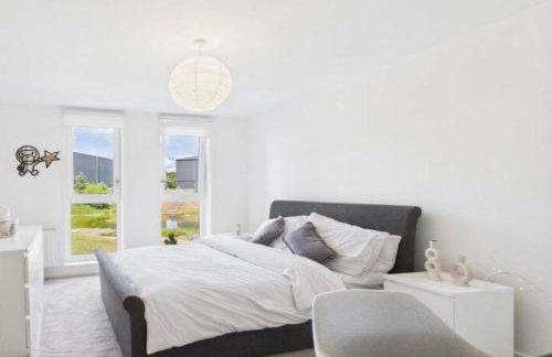 Modern 2-Bed Apartment in Longcross with Balcony & Parking - Foto 7