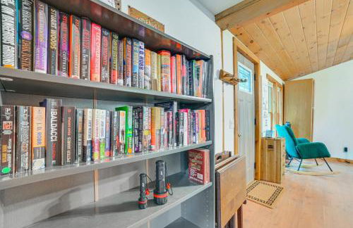 Rustic Michigan Lakeside Cabin with Private Dock! - Foto 7