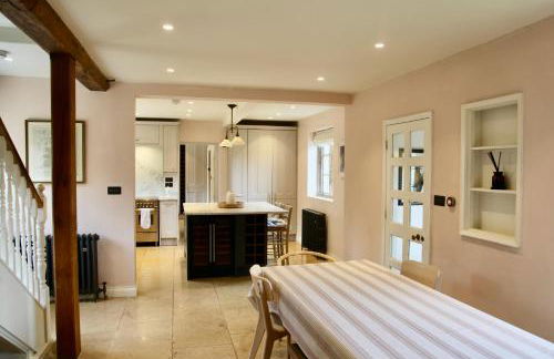 Spacious Cotswold Home for Groups, Country Escape - Photo 3