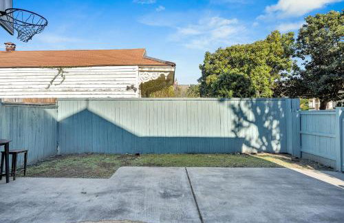 Bright Uptown home w gated parking - Foto 34