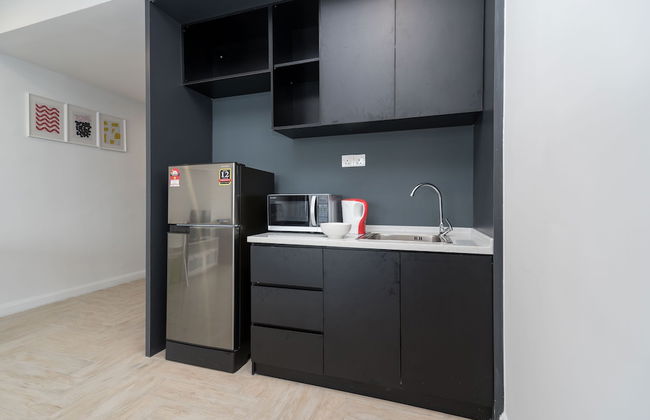 OYO Home 44050 Essential Studio Empire Marriot - Photo 18