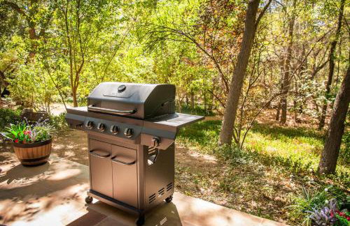 Myrinn-Hobbit Cottage on the Creek Storybook Stay - Foto 34