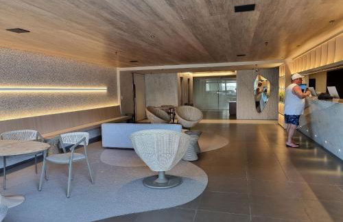 Apê na orla com vista pro mar e limpeza diária - Foto 21