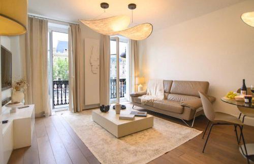 Two Bedroom Luxury Apartment - Balcony with View of Notre Dame - Photo 9