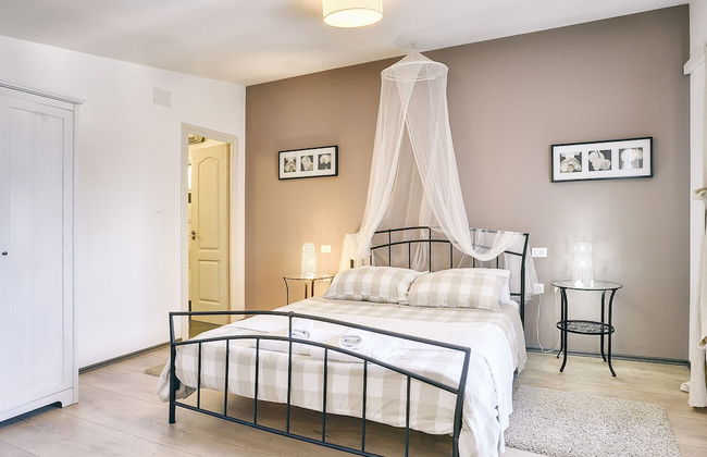 Superb Modern Villa With Pool, Large Fenced Yard Near the Beach - Foto 2