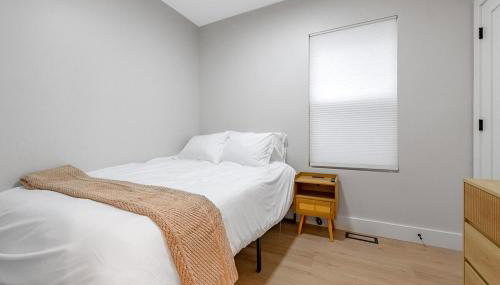 Modern 2BR Apartment with Free Parking in Avondale - Foto 5, wardrobe