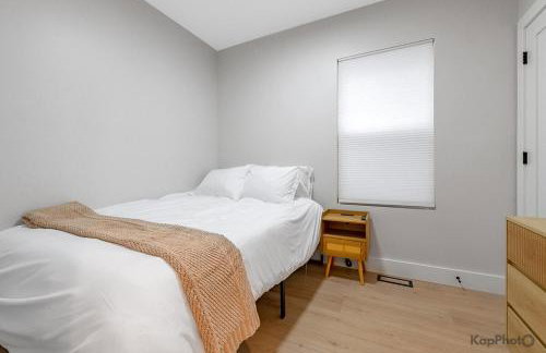 Modern 2BR Apartment with Free Parking in Avondale - Foto 5