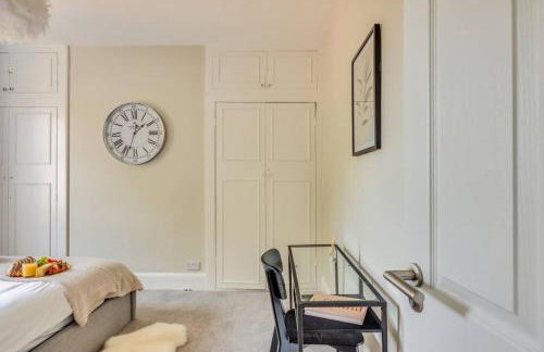 Beautiful 5 Bedroom 4 Bathroom House in W6 by Yoko Property - 10 minute's to Central London - Free Parking, Fast WiFi, Work Desks and SmartTVs with Disney and Netflix - Foto 17