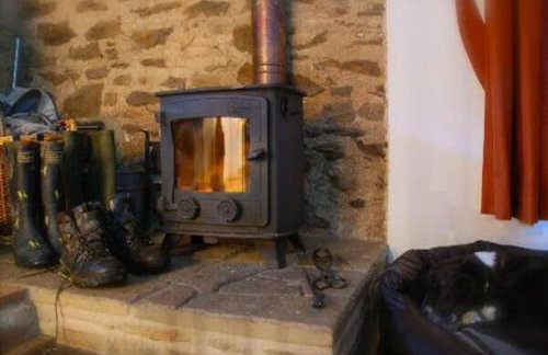 Smiddy Cottage, Historic Village Hub with Spacious Lounge, High Ceilings, and Wood Stove - Foto 14