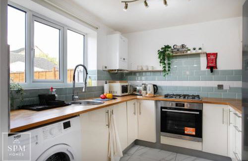 Large 4 Bed House - Long Stays Welcome - Smart TVs in Each Bedroom - Parking - Wifi - Foto 17