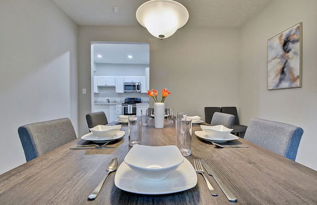 Spacious 6BR/3BA House w/ Parking! Sleeps 20! - Foto 56