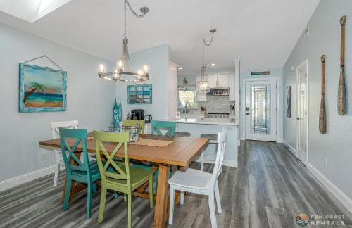 Dog Friendly Home wPrivate Fenced Yard, Garage & Fire Pit STEPS to the Beach! - Foto 13