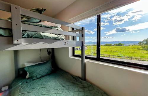 Peaks & Pines Modern Gem, 2 Kings, Bunks, Hot Tub, Walkable, Kid's Cove - Foto 48