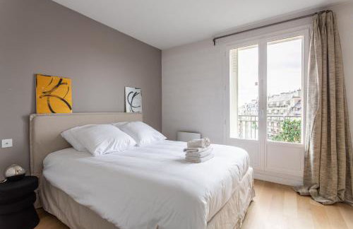 Montaigne - Sunlit Corner Penthouse with Balcony - Photo 28