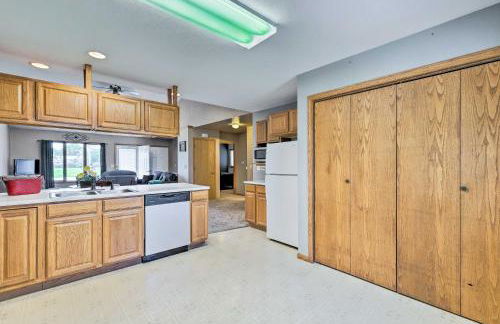 Elwood Townhome with Patio - 7 Mi to Johnson Lake - Foto 8