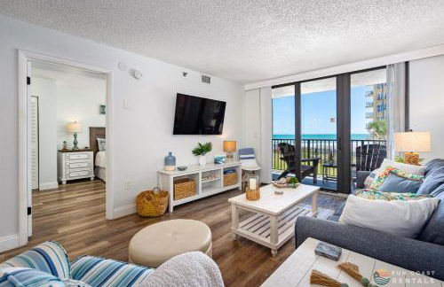 Ocean View Balcony just STEPS to the Beach with Pool, Parking and Wi-Fi! - Foto 1