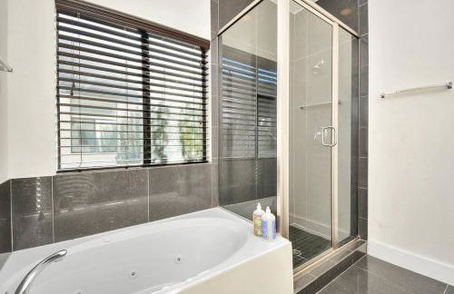 3BR/3.5BA Three Story East Downtown TownHouse with view - Photo 29