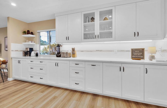 Designer Coastal Paradise w Pool - Steps to Beach - Foto 16