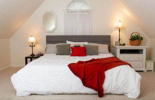 Serene Lakefront Home with Hot Tub and Boat for Rent! - Foto 8