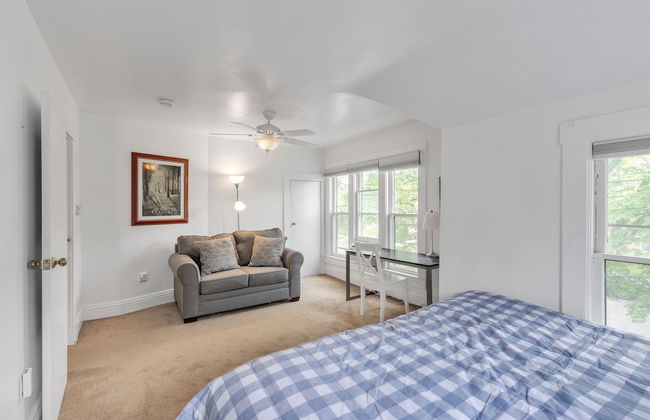 Unique Charmer: Outdoor Space & More Near Um 3 Bedroom Home by RedAwning - Foto 3