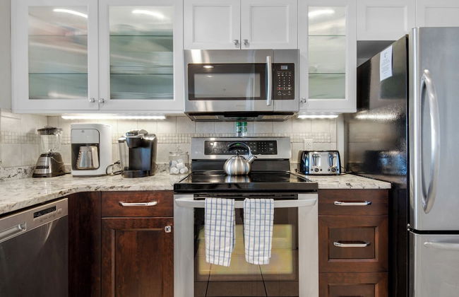 Spacious 2BR Condo w/ Partial Gulf Views, Pool, Across the Street From Beach! - Foto 17