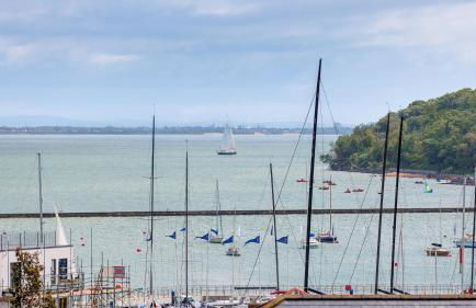 Heart of Cowes - 10 Guests, 200m to Town, Sea View - Photo 16