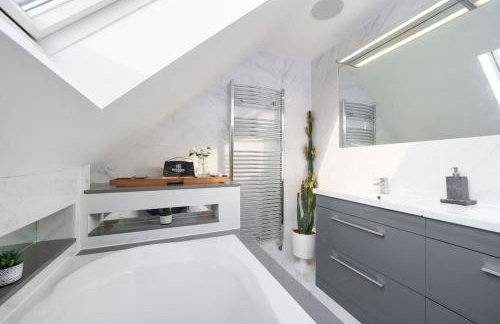 Beautiful 4 Bed Immaculate Condition Refurbished Property - Foto 4