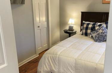 HISTORIC DOWNTOWN KING BED COTTAGE- PARKING and PATIO - Foto 10