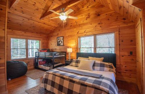 West Jefferson Cabin- Hot Tub, Fireplace, Sleeps 7 - Foto 20
